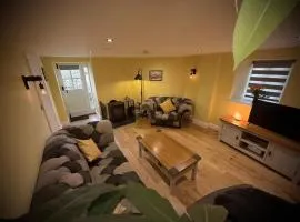 2 Bedroom Cottage in Bower Hinton - The Music Barn!