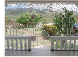 6 bedroom KeiraHideaway, hotel v destinaci Yallahs