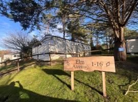 Pine Rise Caravan, glamping site in Holton Heath