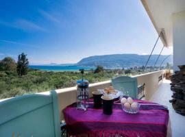 Penthhouse Studio next to the beach, hotel en Suda