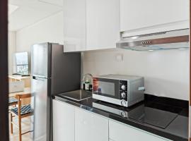 Newly South Gate Studio Apt with Pool, Gym Netflix by 2ndHome, hi&scaron;nim ljubljenčkom prijazen hotel v mestu Jakarta