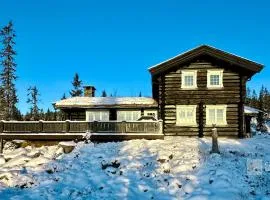 Large log cabin at Sjusjøen with sauna, fireplace and panoramic view