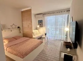 Studio sur le port de Hyères - à 2min des plages, Clim & Balcon