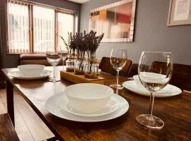MODERN SUITES -5 Bedroom House- With FREE PARKING Birmingham city
