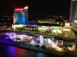 Enjoy the Hot Tub while staying close to Caesars, Riverfront, Downtown & Dining!