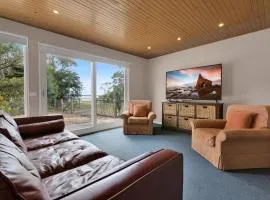 The House - Waterfront Retreat