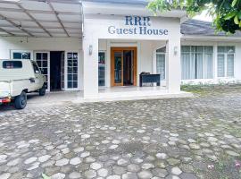 RedDoorz at RRR Guesthouse Mataram, hotel v destinaci Tjakranegara
