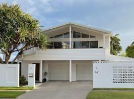 Luxury Beach House, Hotel in Maroochydore