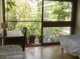 Gardens, Pool and More !, hotel v destinaci La Celle-Saint-Cloud