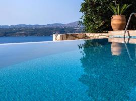 Villa Majestic Crete heated pool and sauna, hotel with parking in Megála Khoráfia
