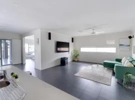 5BR Oasis w RiverViews,Private Pool, Patio, Deck