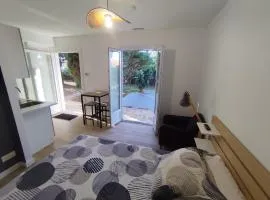Studio with garden and pool, easy Nîmes access