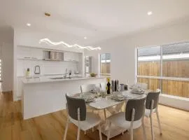 Spacious 4BR Modern Home by Parks and Forest