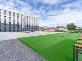 44 Residence and Resort，Khlong Luang的有停車位的飯店