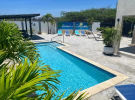 Beautiful luxury villa with private pool, hotel in Palm-Eagle Beach