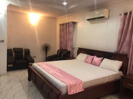 Sleeps8-Parking-Jacuzzi-WiFi-AirCon, caba&ntilde;a en Iseri-Oke