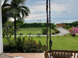 The Peak Surf House, hotel con estacionamiento en Huu