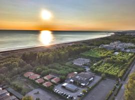 Happy Camp Mobile Homes in Il Pioppeto Camping&Residence, Hotel in Marina di Montenero