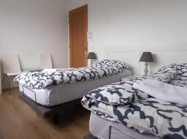 private rooms in luxury villa, free parking, close to the center, B&B in Den Haag