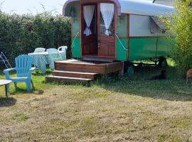 Le Clos des Epinettes, kamp u gradu Ang&eacute;