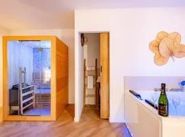 Suite Bali de 45m2 - Idéal couple - Chambre séparée - Jacuzzi baignoire balnéo - Sauna - Clim réversible - Netflix - Piscine accès partagé avec la petite copro - Bouteille de champagne offerte dès 2 nuits