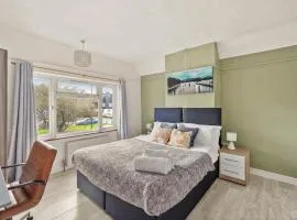 Large House with Parking and Garden - Sleeps 7