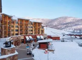 Ski IN Out, Perfect Location King Bed at Sundial Lodge w Hot Tub and Pool!