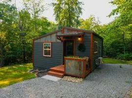 Rustic Cabin Retreat - Cozy Stove & Fresh Eggs