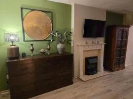 Spacious modern house w 2x bathrooms and parking