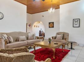 Beautiful Family Home at Emefs Lagoon View Estate Lashibi, hotell sihtkohas Agblesia