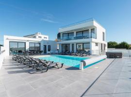 Villa Gold with ocean view, jacuzzi and private pool, Hotel in Ribamar