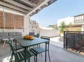 Spacious, central right on the beach, large terrace