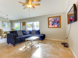 Pet-Friendly Palm Coast Home 8 Mi to Beach!, khách sạn ở Palm Coast