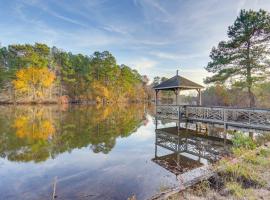 Scenic Studio with Dock Access in Fayetteville!, hotel in Fayetteville