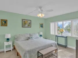 Dreamy Condo 2 minute walk to Beach w King Size Bd