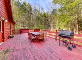 15 Mi to Snowshoe Resort Cabin with Deck and Fire Pit, hotel v destinaci Dunmore