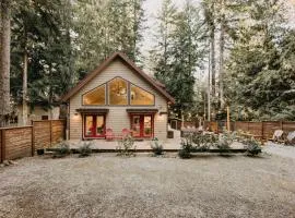 Mt Baker Rim Cabin 24 - Hot Tub, WIFI, Air Conditioning, Sleeps 8