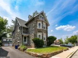 New! Ground-level 2b2b In Bryn Mawr W Parking!!