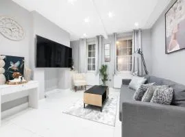 High Ceiling Modern Apartment Heart of Central London