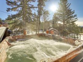 Cozy Lead Cabin with Deck Less Than 1 Mi to Ski Slopes!, resort trượt tuyết ở Lead