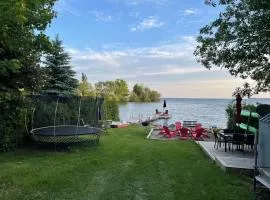 Swing Bridge Cottage on Lake Simcoe - Waterfront