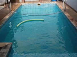 Casa de festa espaçosa com piscina aquecida, hotel in Sao Jose do Rio Preto