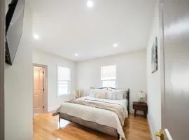 Modern 3BR & 3BA Boston Apt - Patio, Bathtub, Walk to Red Line 82