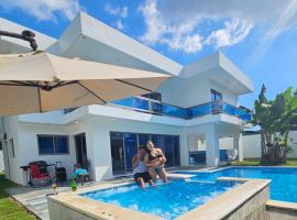 VillaGuerra-Piscina-Billar-BBQ-WiFi-Cozy-3Br-5Bds-7Pax, hotel v destinaci Guerra