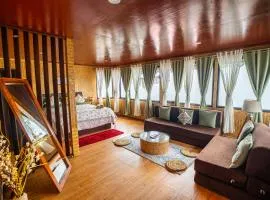 Monratino Himadrie -2 mins walk from Mall Road - All rooms have Kanchenjunga Mountain View