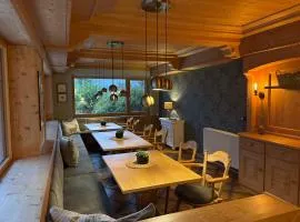 Dreimäderlhaus am Berg