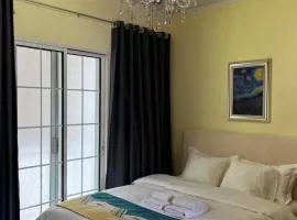 Qqueen House