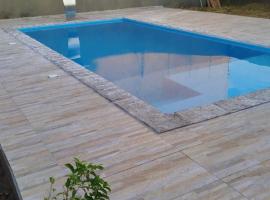 Casa agradável e confortável, com piscina, hotel en Bonito