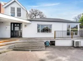 3 Bedroom House - Free Parking
