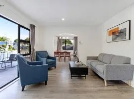 Green Family 5BR Retreat in Wattle Downs w Yard